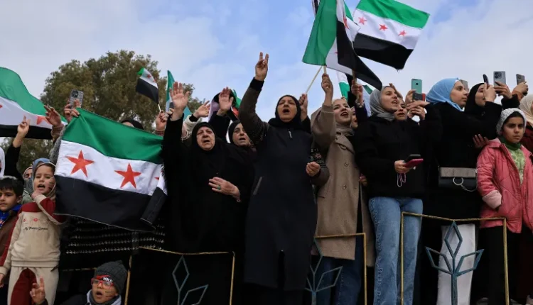 كيف شايفين الأمور بدمشق؟ سؤال بسيط كُتب دون مقدمات، لكنه فجّر سيلًا من التعليقات والردود التي رسمت صورة واقعية، صادمة ومتفائلة أحيانا.