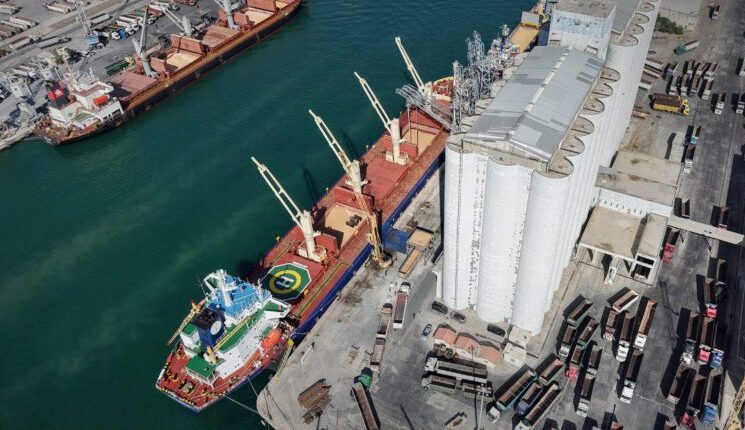 مرفأ طرطوس وصول باخرتان محملتين ب70 ألف طن من القمح لصالح المؤسسة السورية للحبوب