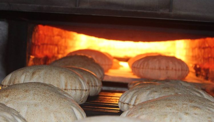 تشهد مدينة رأس العين شمال غربي الحسكة منذ نحو عشرة أيام أزمة خبز خانقة، بعد تراجع كميات الطحين الواردة إلى المدينة