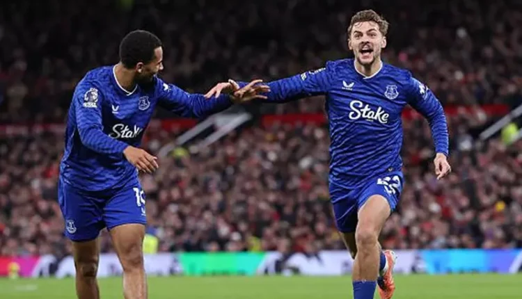 إيفرتون ينتزع فوزاً ثميناً من مانشسر يونايتد في أولد ترافورد