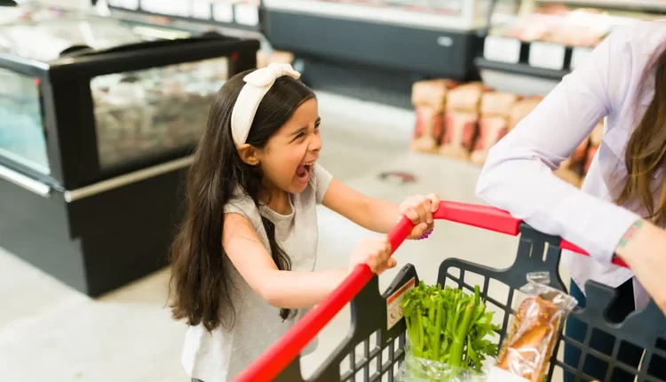 تساقط-الصغار-كيف-تحولين-نوبة-غضب-طفلك-في-المتجر-إلى-فرصة-للذكاء-العاطفي؟