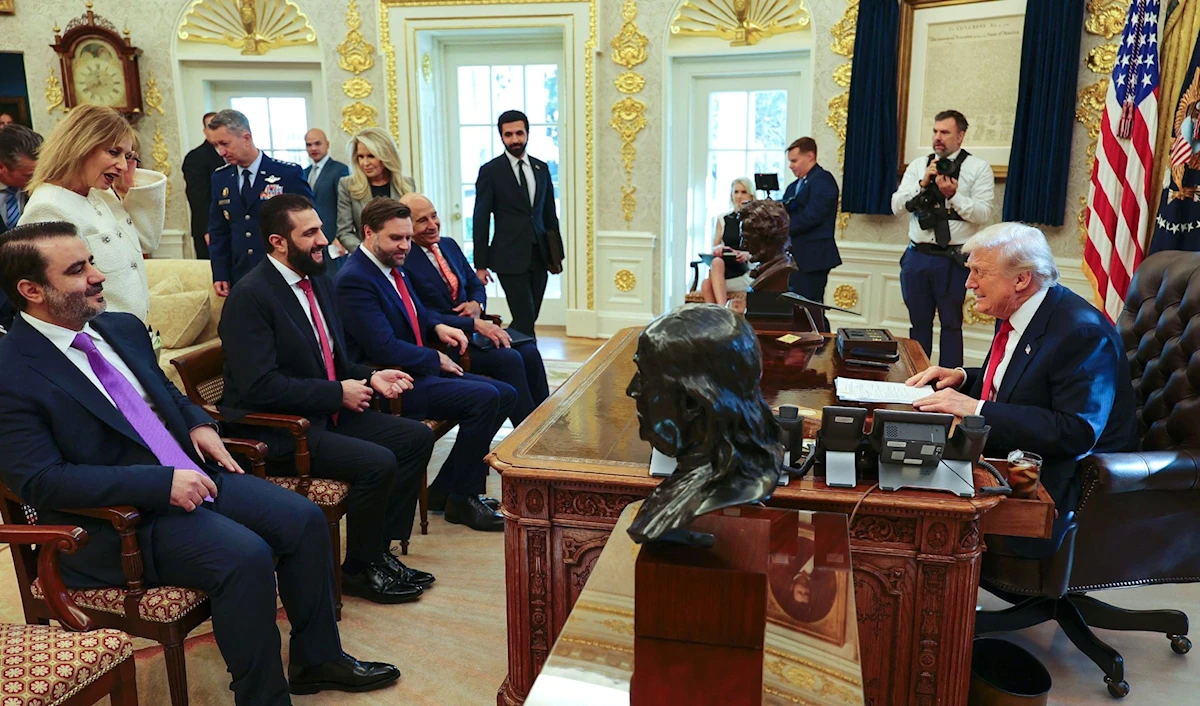 وصل الرئيس السوري أحمد الشرع إلى العاصمة الأميركية واشنطن، ليصبح أول رئيس سوري تطأ قدماه الأراضي الأميركية منذ استقلال البلاد عام 1946.