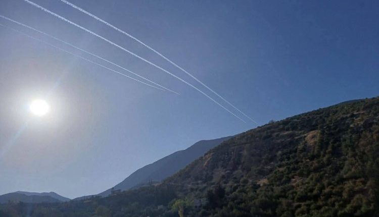 شهدت الأجواء السورية، اختراقاً جديداً من قبل طائرات حربية للاحتلال الإسرائيلي، حلق سرب مكوّن من ثماني مقاتلات فوق مناطق عدة