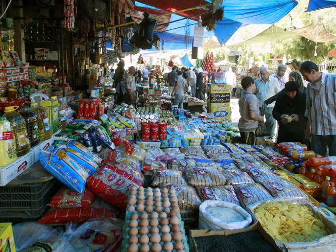 أثار قرار الحكومة السورية الانتقالية رفع أسعار الكهرباء في أواخر تشرين الأول/ أكتوبر الماضي موجة من الجدل والقلق في الشارع السوري