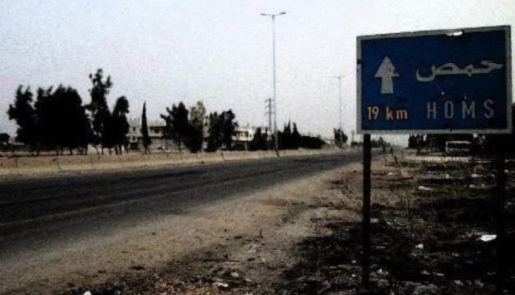 شهد ريف حمص الغربي توترًا أمنيًا، عقب إغلاق عدد من الطرقات الحيوية التي تربط منطقة وادي النصارى ببلدة الحصن،