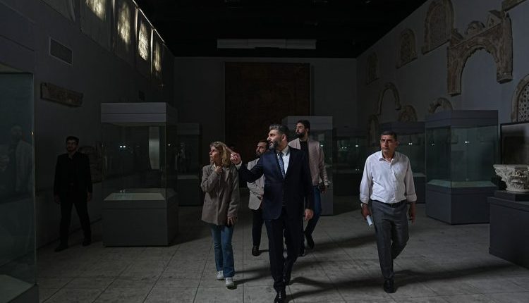 تتكشف تباعاً تفاصيل جديدة حول حادثة السرقة التي طالت قاعة الآثار الكلاسيكية في المتحف الوطني بدمشق قبل أيام