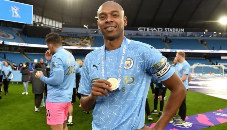 فيرناندينيو يعلن اعتزال كرة القدم عن عمر يناهز 40 عاماً مانشستر سيتي