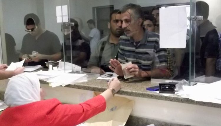 تشهد مراكز السجل المدني في مدينة حلب ازدحاماً غير مسبوق، بعد إغلاق المراكز المنتشرة في أرياف المحافظة وحصر الخدمات المدنية في المدينة فقط