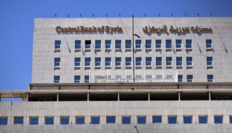 تواجه المصارف السورية واحدة من أسوأ أزماتها، إذ تسبّبت العزلة الدولية في تجفيف مصادر السيولة وتحويل البنوك إلى مؤسسات شبه مشلولة