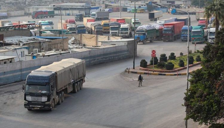 أثارت ممارسات حواجز الأمن العام والضابطة الجمركية جدلاً واسعاً، بعد تداول شكاوى عن فرض رسوم جمركية على نقل البضائع بين المحافظات السورية