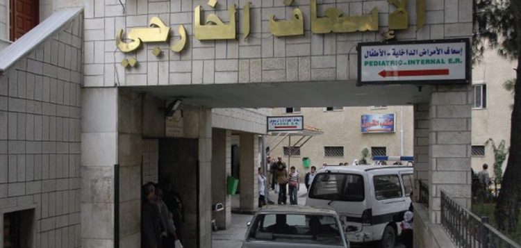 اشتكى عدد من المرضى في دمشق من غياب الأدوية الأساسية في مستشفى المجتهد، ما يضطرهم إلى شراء الأدوية من الصيدليات الخاصة على نفقتهم الشخصية.