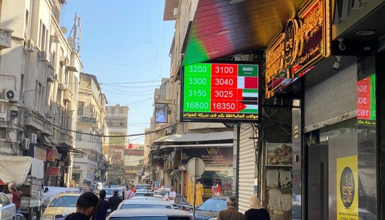 تشهد سوريا، منذ سقوط نظام الرئيس السوري السابق بشار الأسد، تحولاً اقتصادياً لافتاً تمثّل في الانتشار الواسع لمحلات الصرافة