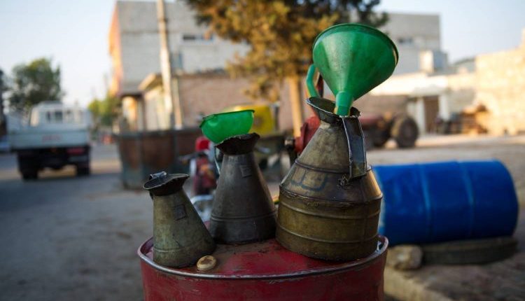 يواجه سكان دمشق وريفها معاناة متزايدة مع دخول فصل الشتاء، نتيجة ارتفاع أسعار المحروقات وتدهور الأوضاع الاقتصادية والمعيشية