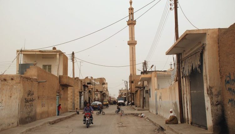 كشف مسؤول خدمي في مدينة الرقة أن نحو 40% من شوارع المدينة ما تزال مدمرة، رغم تنفيذ أعمال تعبيد واسعة خلال الموسم الحالي