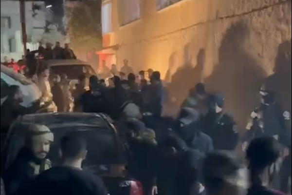 شهدت بلدة كفر العواميد التابعة لمنطقة وادي بردى في ريف دمشق، توترًا أمنيًا واسعًا بعد اقتحام عشرات المركبات التابعة لـ قوات الأمن العام،