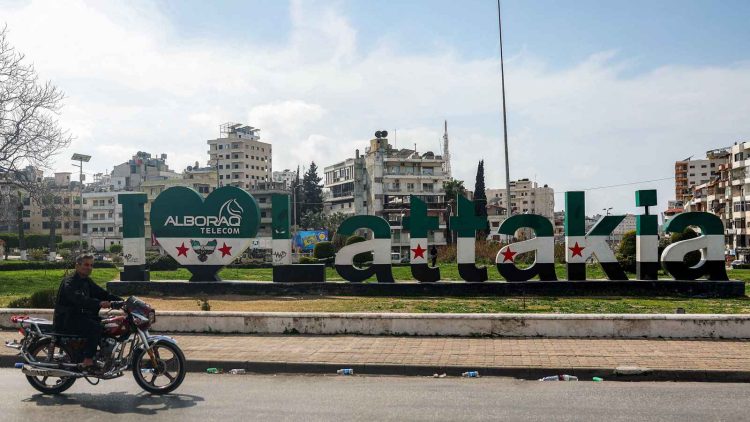 عبّر عدد من تجار اللاذقية عن قلقهم البالغ من التدهور المستمر في الأوضاع الاقتصادية والمعيشية، مشيرين إلى ضعف القوة الشرائية لدى المواطنين