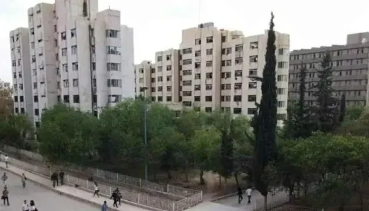 رغم المظهر الخارجي المنظم والمداخل المزينة بالنوافير الجديدة، يعيش طلاب المدينة الجامعية في المزة وسط العاصمة دمشق