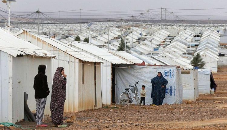 أثار تصريح معاون مدير إدارة الهجرة والجوازات موجة غضب بعد وصفه السوريين الذين لم يزوروا بلدهم بعد سقوط النظام بأنهم فلول و أذناب النظام.