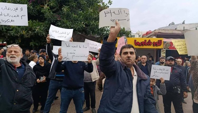 أبناء الطائفة العلوية في مظاهرات واسعة شملت محافظات اللاذقية، طرطوس، حمص، وحماة، وسط مطالبات بالإفراج عن المعتقلين.