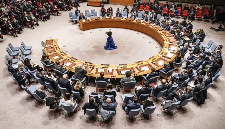 يعقد مجلس الأمن الدولي، اليوم الأربعاء، جلستين متتاليتين لمناقشة تطورات الملف السوري، في ظل تصاعد الاهتمام الدولي