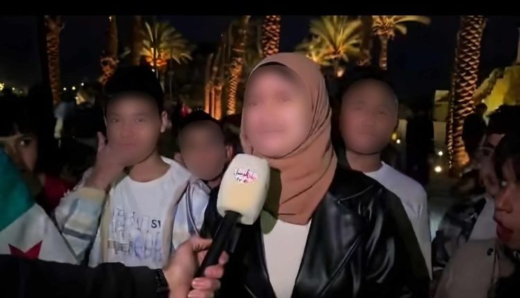 لم تكن السيدة السورية تدرك أن ثانيتين فقط ستكلفانها كل هذا الهجوم. عبارة قالتها ثم صحّحتها فوراً، لكن تلك اللحظة القصيرة تحولت إلى عقوبة،