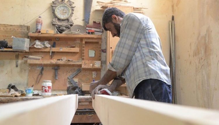 بعد أكثر من عقدٍ من الدمار والتوقف شبه الكامل، تعود صناعة الموبيليا في ريف دمشق لتُعيد رسم ملامحها وسط واقع اقتصادي متقلّب وتحديات معقدة.