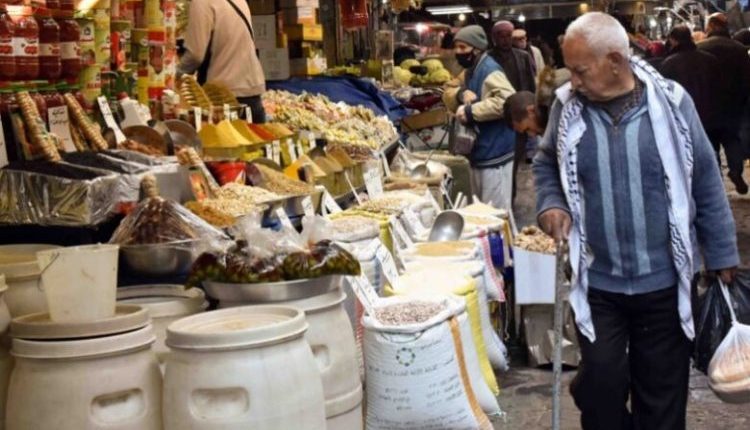 على مدى سنوات، ظلّ الخطاب السياسي في سوريا يتبدّل شكلاً ويبقى ثابتاً مضموناً: المواطن هو المطلوب منه دائماً أن التحمّل، الصمود، والانتظار.