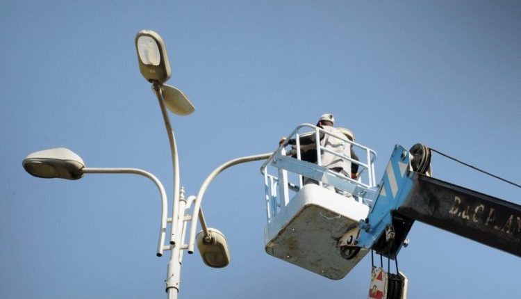 بدأت محافظة دمشق تنفيذ مشروع جديد لإنارة شوارع العاصمة بنحو 1800 نقطة ضوئية تعمل على مدار الساعة، دون أن تخضع لبرنامج التقنين