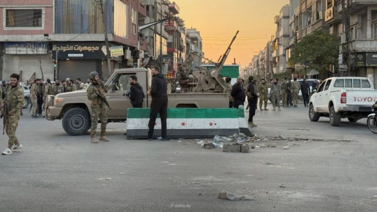 مدّدت قيادة الأمن الداخلي في حمص حظر التجوال ليوم الإثنين حتى الساعة الخامسة مساءً، وذلك بعد ساعات من إعلان بدء تطبيق الحظر مساء الأحد