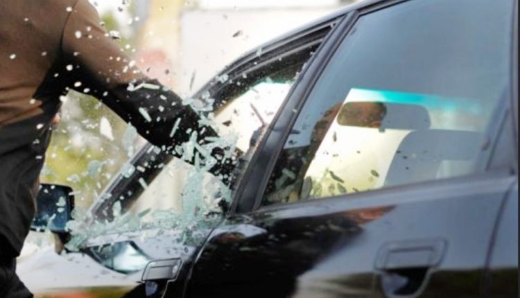 تعرض عدد من مدراء الدوائر الحكومية في دير الزور، بينهم مديرا النفوس والنقل، لحادثة سرقة ليلية بعد كسر زجاج سياراتهم وسرقة مبالغ مالية.