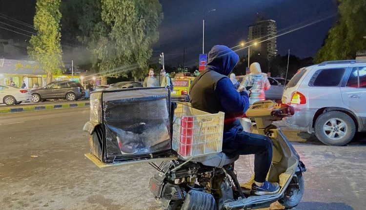 شهدت دمشق انتشارًا واسعًا لعمال التوصيل الفرديين، معتمدين على دراجاتهم النارية لتأمين دخل يومي في ظل الانهيار الاقتصادي.