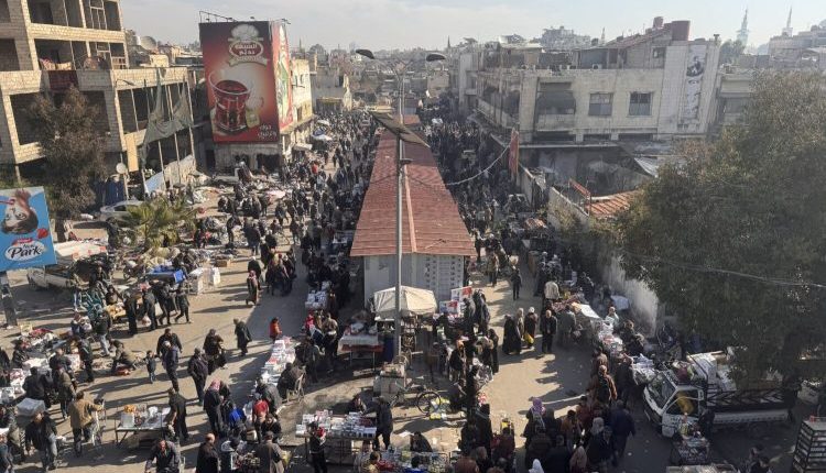 حذّرت وزارة الاقتصاد والصناعة في سوريا من أن عدم التزام بائعي المفرّق بإعلان الأسعار بشكل واضح ومعلن سيعرّضهم لمخالفات