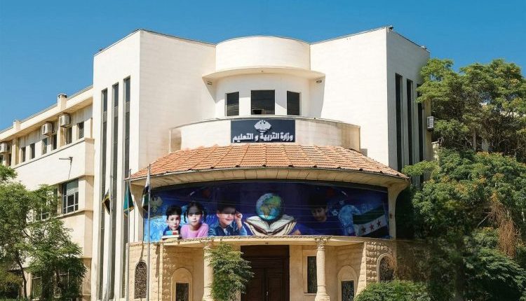 لم تعد الدروس الخصوصية في سوريا مجرّد وسيلة لتحسين التحصيل الدراسي، بل تحوّلت إلى ظاهرة واسعة تعكس عمق الأزمة الاقتصادية