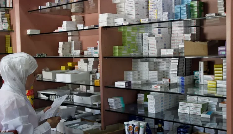 رغم سنوات الدراسة الطويلة التي يقضيها الطلاب في كليات الصيدلة، يجد خريجو هذه التخصصات أنفسهم اليوم أمام واقع مهني صارم،