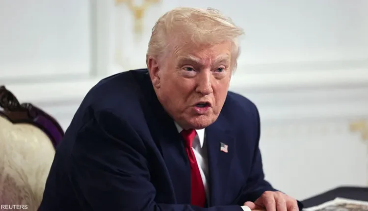 أشاد دونالد ترامب بالمسار الذي تسلكه دمشق، مؤكداً أن واشنطن ترى في المرحلة الحالية “فرصة تاريخية” لتعزيز السلام بين سوريا و"إسرائيل".