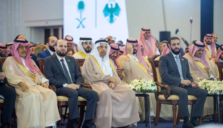 بعد عام كامل على مرحلة "التحرير" وما رافقها من انفتاح سياسي وإقليمي واسع، يقف الاقتصاد السوري اليوم أمام معادلة صعبة يتجاذبها عاملان