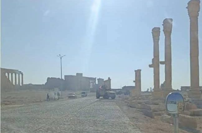 قُتل وأصيب عدد من عناصر الأمن السوري والجنود الأميركيين في هجوم مسلح استهدف دورية مشتركة سورية–أميركية قرب مدينة تدمر في ريف حمص