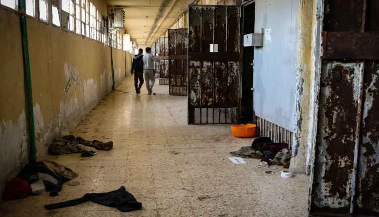 مرّ أكثر من عام كامل على انتهاء حقبة نظام الأسد في سوريا، وما رافقها من انتهاكات واسعة داخل السجون الأمنية ومراكز الاعتقال