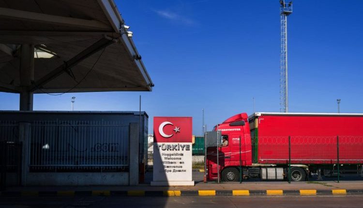 بعد عام من سياسة “التحرير الاقتصادي” التي اعتمدتها الحكومة السورية، وخاصة في ملف التجارة مع الجوار، بعد عام من سياسة التحرير الاقتصادي