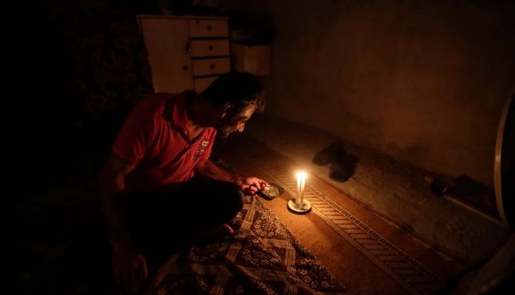 لم تعد الكهرباء في سوريا مجرّد خدمة، بل تحوّلت إلى اختبار يومي لصدقية الوعود الحكومية وقدرتها على إحداث تغيير ملموس في حياة السوريين