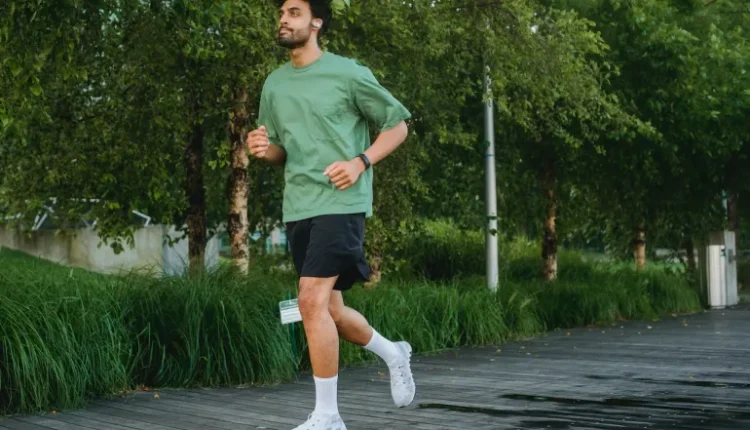 المشي-دواء-صامت-يعيد-تشكيل-الدماغ-ويطيل-العمر-المعرفي.