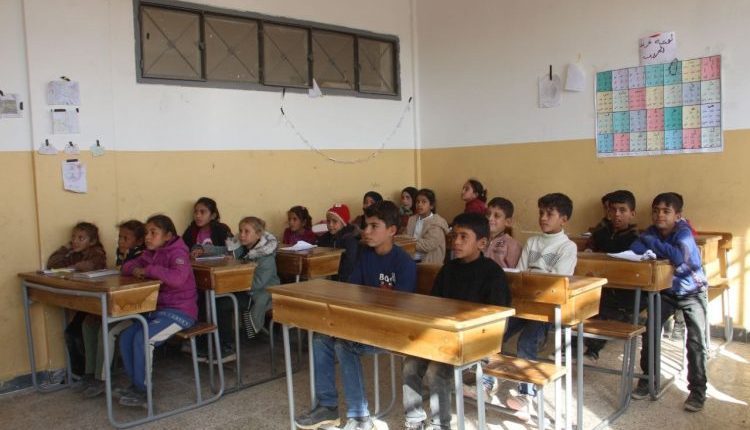 رصد ناشطون من مدينة حلب حالات إجبار واضحة تُمارسها عدد من إدارات المدارس العامة والخاصة بهدف إلزام الطلاب بالتبرع لحملة "حلب ستّ الكل"