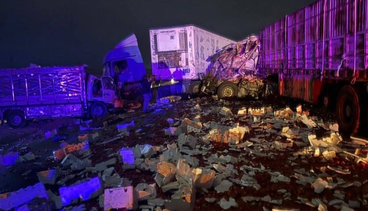 شهد طريق دير الزور – دمشق حادثاً مميتاً، وذلك بعد قيام دورية للجمارك التابعة للحكومة الانتقالية بنصب حاجزٍ مؤقت وفرض إتاوات على السائقين.