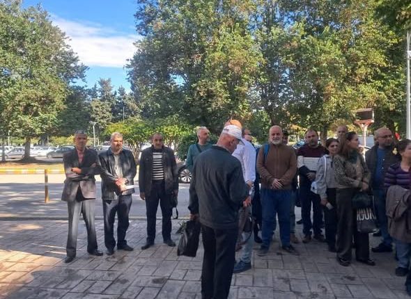 نفّذ عشرات الموظفين والموظفات في مرفأ طرطوس اعتصاماً أمام مبنى المحافظة، احتجاجاً على قرارات نقلهم إلى معابر جرابلس والبوكمال