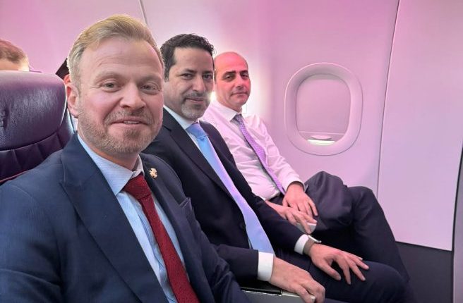 حازم الشرع، شقيق الرئيس السوري الانتقالي داخل طائرة متجهة إلى السعودية، موجة واسعة من التساؤلات حول الصفة التي يشغلها