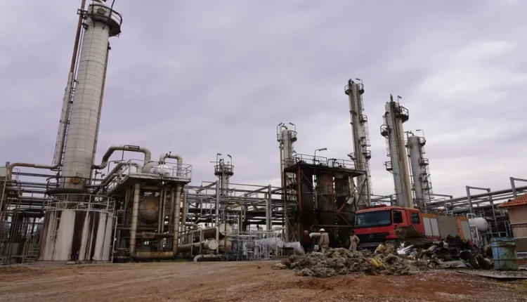 يكشف الواقع الميداني عن أزمة في هدر يومي لملايين الليترات من المازوت داخل سوريا، وسط عجز واضح عن ضبط التسرب أو حماية الموارد الوطنية.