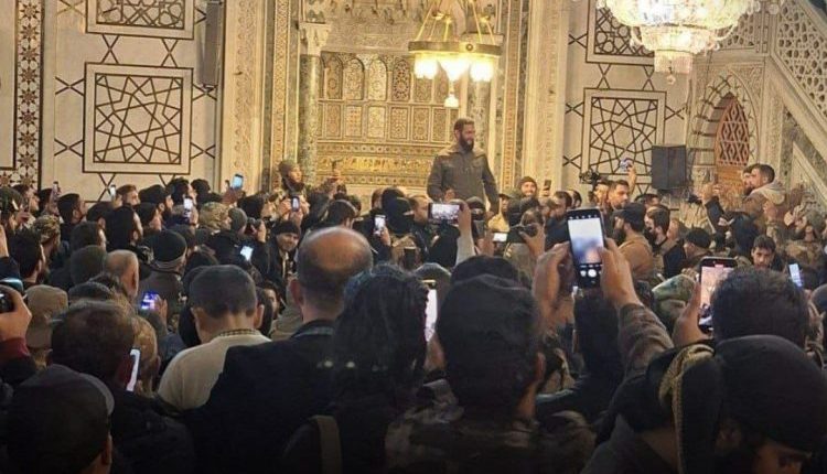 أثار خطاب الرئيس الانتقالي أحمد الشرع في المسجد الأموي جدلاً لافتاً، بعد اعتماده لغة ذات طابع ديني تقوم على مفهوم “الطاعة