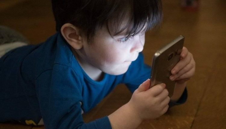 الهواتف-الذكية-خطر-خفي-يهدد-أطفالنا-بالاكتئاب-والسمنة-واضطراب-النوم
