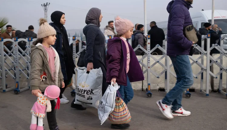 لاجئ كشفت الخطة الإقليمية للاجئين والقدرة على الصمود (3RP) عن تقديرات تشير إلى عودة نحو 75 ألف لاجئ سوري من الأردن إلى سوريا خلال عام 2026.