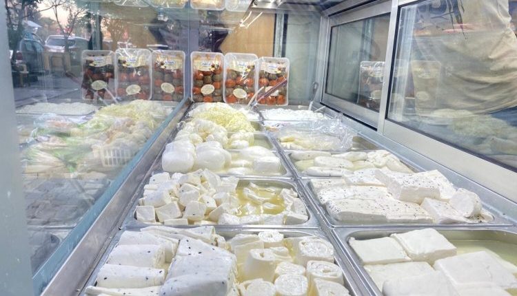 رغم التأكيدات الحكومية المتكررة حول تشديد الرقابة على الأسواق وضبط الأسعار ومنع التلاعب بها، لا تزال الأسواق السورية تشهد حالة من الفوضى